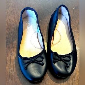 Cat & Jack little girls black flats.  Size 13.  Good condition.​